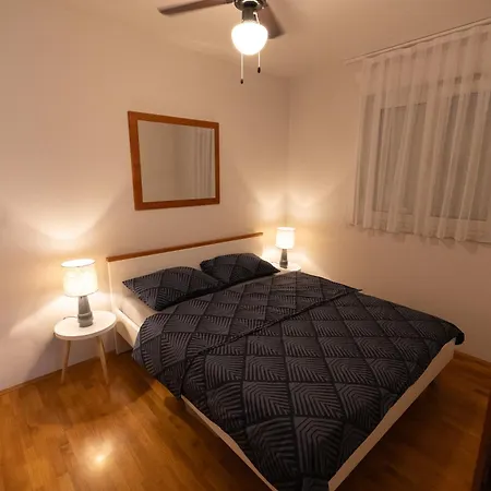 Sailors - 3 Min To Apartment Pula
